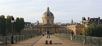 Photo d'un bâtiment de style classique vu d'un pont.