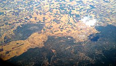 Bird's eye view of a landscape with rectangular farms and mountains, the city of Plataea is marked and the Asopos river is shown by a dotted white line at the top left