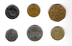 Oben v. l. n. r.: 20 Cedi, ½ Pesewa, 1 Cedi. Unten v. l. n. r.: 10 Cedi, 50 Cedi, 500 Cedi.