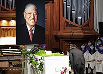 President Tsai bowing to Lee's casket