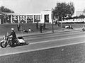 Umbrella Man rechts, zittend op 22 november 1963 overleden op 17 november 2014