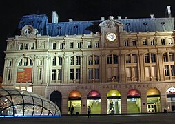 Façade de la gare coté rue de Rome, de nuit, avec l'édicule de verre réalisé par Jean-Marie Charpentier.