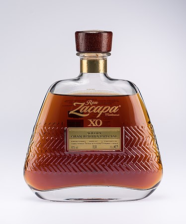 一瓶Ron Zacapa（英语：Ron Zacapa Centenario）XO朗姆酒。