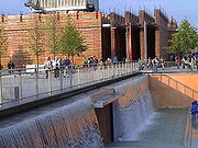 Wasserfall der Gärten im Wandel, im Hintergrund der Schweizer Pavillon Expo 2000 Hannover, 2000