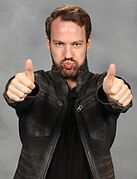 Falk Hentschel interprète Carter Hall / Hawkman.