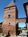 Tour entre l'église et le château