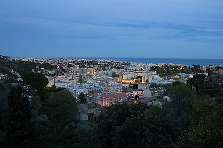 Vue sur Cagnes-Sur-Mer à la tombée de la nuit depuis le Haut de Cagnes.