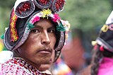 Photographie prise durant le Carnaval d'Oruro représentant la coiffe traditionnelle (montera) utilisée pendant la cérémonie et la danse du Pujllay. Elle mime, par dérision, les casques des conquistadors espagnols du XVIe siècle. La même coiffe est utilisée pour le combat rituel et la danse du Tinku.