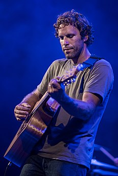 Jack Johnson, surfer, cinéaste et musicien américain, lors d'un concert à Waikiki (Hawaï). (définition réelle 2 955 × 4 426)