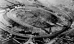 Az építés alatt álló Los Angeles Memorial Coliseum az 1920-as években