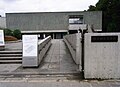 南側に建つ東京文化会館前から本館を見る（2010年10月26日撮影）