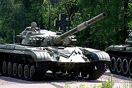 T-64AK. Перед командирской башенкой - ввод второй антенны