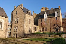 Photographie des deux logis vus de la haute-cour.