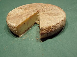 Ein Laib Milbenkäse