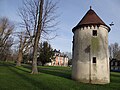 Un des deux pigeonniers dans le parc du château