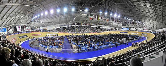 Manchester Velodrome是国家自行车中心的一部分，位于SportCity，与曼城球场相邻