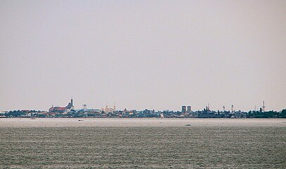 Latar langit bandar Cavite, dilihat dari Metro Manila