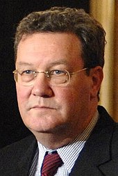 Photo d'Alexander Downer, émissaire de l'ONU à Chypre, rasé, en costume et air neutre.