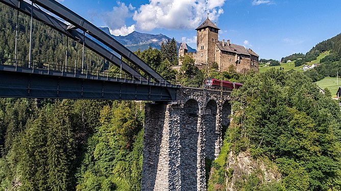 Burg Wiesberg mit Trisannabrücke/Wiesberg castle with Trisanna bridge in Tirol/Tyrol Photographer: Breonix