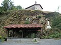 Un lavador amb l'estatua del Còr immaculat de Maria a drecha