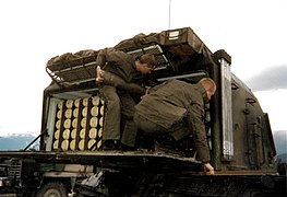 Recomplètement des obus d'artillerie de 155 mm dans les casiers du chargement automatique du canon automoteur AUF1.