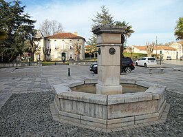 Fontein; op de achtergrond het gemeentehuis