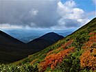 山頂直下から摩周湖（左奥）と屈斜路湖（右奥）