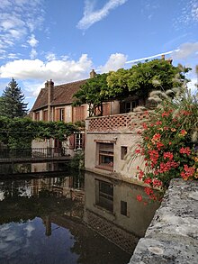 La Cléry, au niveau de la Rue du Perray. On y voit le fleuve passer sous un petit pont, avec une maison située au raz de l'eau