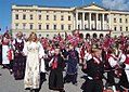 Fra feiringen av grunnlovsdagen 17. mai 2005. Barnetoget i hovedstaden, som består av elever fra utvalgte skoler og korps fra kommunen, marsjerer over Slottsplassen der kongefamilien hilser fra Slottsbalkongen slik den har gjort hver vår siden 1906