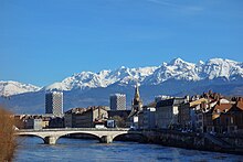 Le quai de l'Isère avec les sommets enneigés au loin.