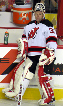 Photo de face de Brodeur, le masque levé sur la tête