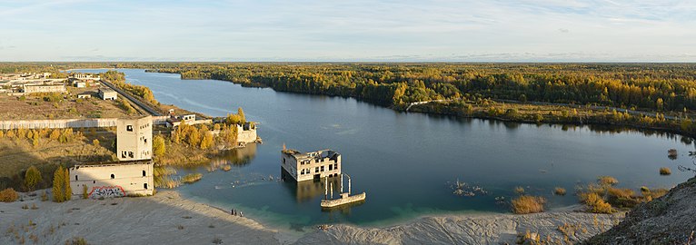 Cava di calcare abbandonata in Estonia, invasa dalle acque meteoriche e di falda. Simili strutture costituiscono una via di comunicazione diretta con la falda acquifera e una potenziale fonte di contaminazione della stessa. La cava era annessa a una prigione per dissidenti condannati ai lavori forzati, ora dismessa.