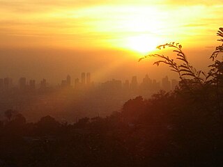 Latar langit Antipolo saat matahari terbenam, di Alabaster, Pasig