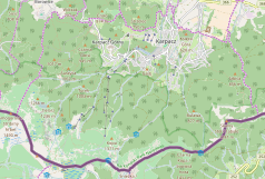 Mapa konturowa Karpacza, blisko centrum u góry znajduje się punkt z opisem „Biały Jar w Karpaczu”