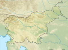 Mapa konturowa Słowenii, po lewej nieco u góry znajduje się czarny trójkącik z opisem „Mittagskogel”