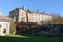 Photographie d'ensemble de l'ancienne sous-préfecture prise depuis l'extérieur du château.