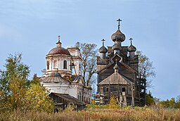 Kyrkor i Paltoga. Uppenbarelsekyrkan (träkyrkan till höger) byggdes 1733 och kollapsade 2009.[1][2]