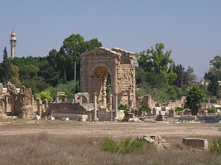 Απομεινάρια κτηρίων στον αρχαιολογικό χώρο