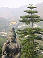 Statue de Kwun Yum à côté de celle de Bouddha