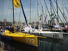 Au premier plan, le bateau jaune Aviva numéro 222. Au deuxième plan, le bateau blanc Foncia numéro 101.