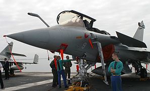 Le Rafale no 9 sur le pont d'envol du porte-avions Charles de Gaulle.