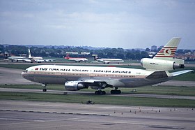 TC-JAV, le McDonnell Douglas DC-10 impliqué dans l'accident, vu à l'aéroport de Londres-Heathrow durant l'été 1973.