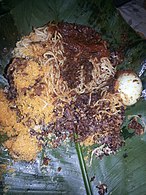 Waakye (рис та квасоля) зі спагеті та вареним яйцем