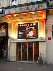 Façade éclairée du théâtre des Nouveautés.