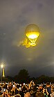 In Erinnerung an die Montgolfière diente bei den Olympischen Sommerspielen 2024 in Paris in den Tuilerien ein gefesselter goldener Gasballon (Charlière) als Träger der Schale mit dem olympischen Feuer. (Bild vom 7. August 2024) KW 33 (ab 11. August 2024)