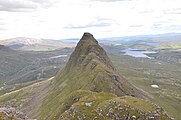 Blick vom Caisteal Liath nach Südosten über den Gratrücken des Suilven zum Meall Meadhonach