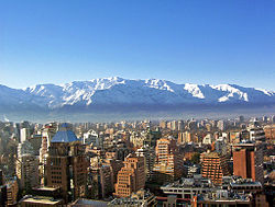 Santiago de Chile d'hibierno, con os Andes