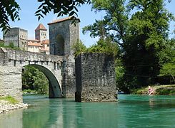 Vue sur le pont de la Légende et la ville de Sauveterre-de-Béarn au deuxième plan.