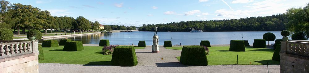 Drottningholms slott, Sjöparterren, vy mot öster med Neptunus med treudd i mitten och Mälaren i bakgrunden, september 2011.