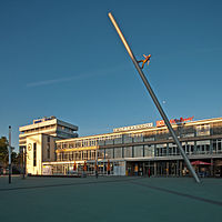 Empfangsgebäude mit der Skulptur „Man walking to the sky“